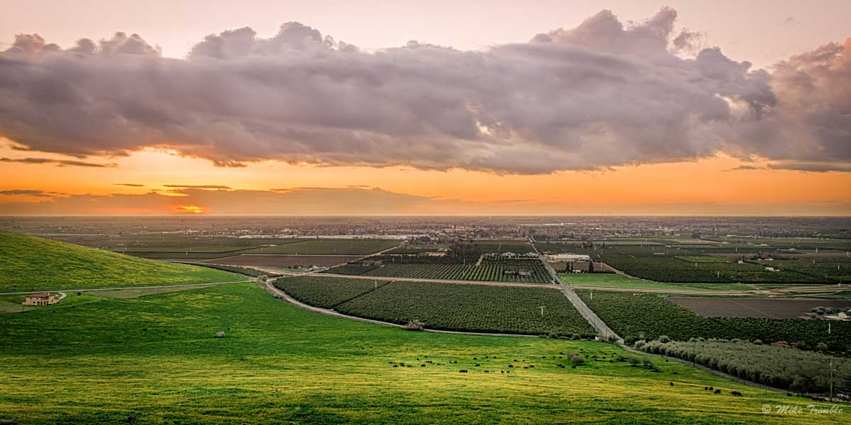 The Central Valley towns of Exeter, Farmersville, and Visalia seen from the east.