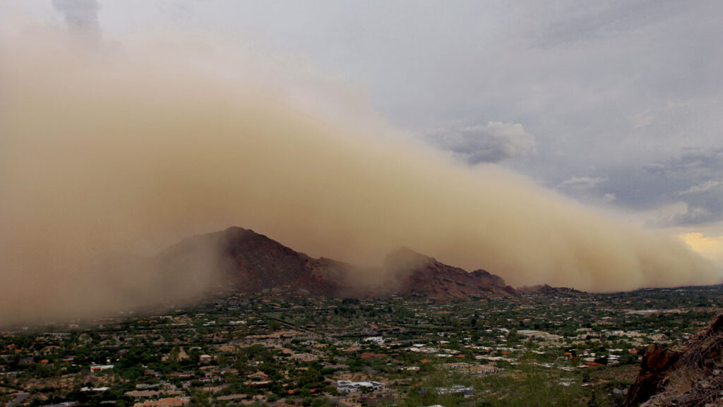 A dust storm flows over metropolitan Phoenix in 2011. 